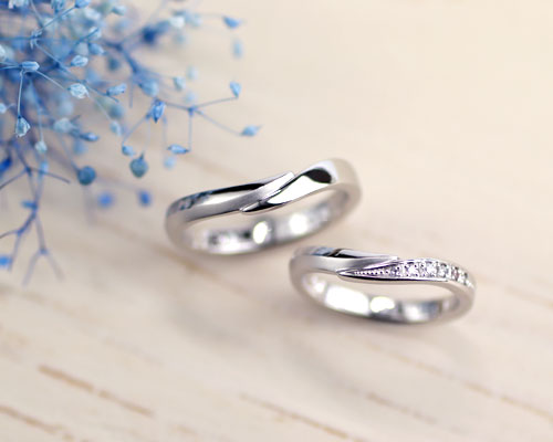 互い違いに重なったダイヤ手作り結婚指輪