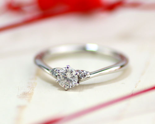 サイドにメレダイヤの手作り婚約指輪
