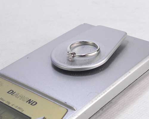 婚約指輪の重さを測って金額を算出