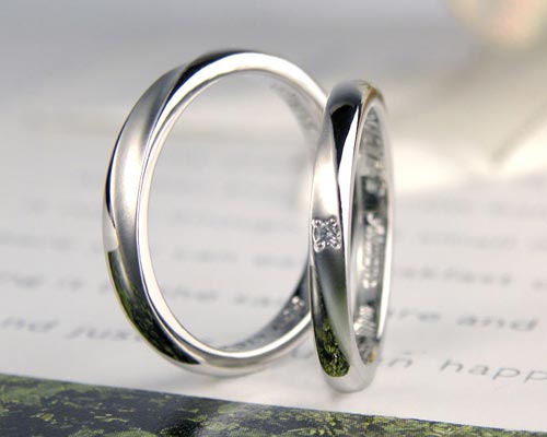 つや消し部分にダイヤを入れた手作り結婚指輪