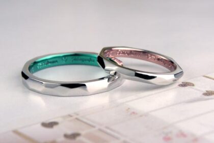 内側グリーンとピンクの手作り結婚指輪