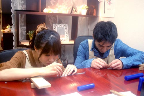 結婚指輪の原型作りをする大阪の二人