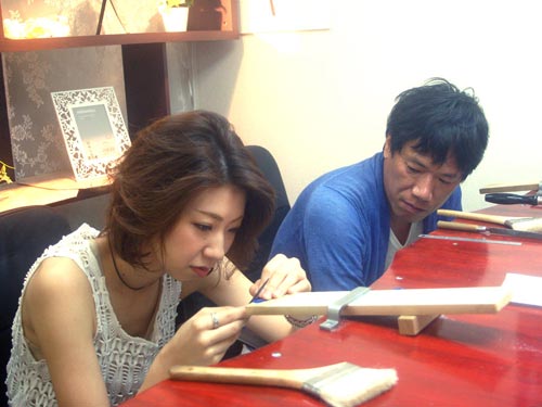 結婚指輪を手作りする大阪のカップル