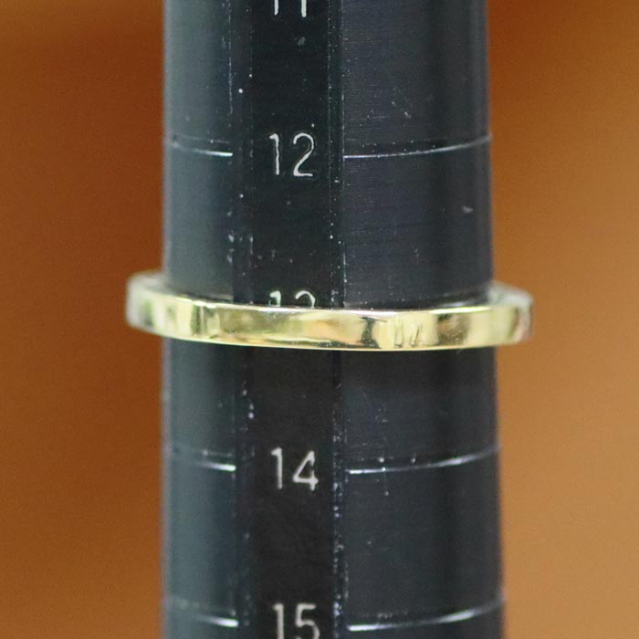 サイズ棒で計測する六角形の指輪