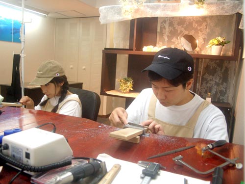 大阪のカップルが結婚指輪手作り作業開始