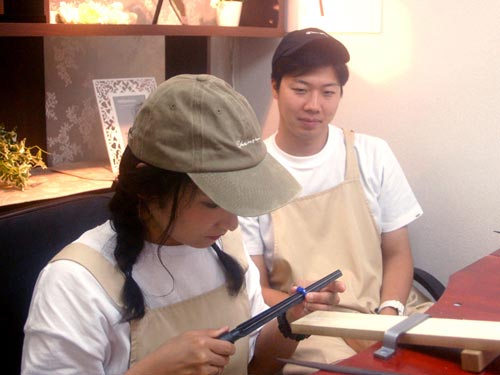 ワックスで指輪原型を作る大阪のカップル