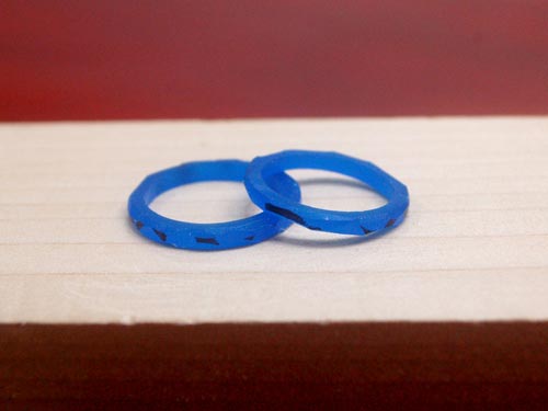 表面をランダムに削った結婚指輪の原型
