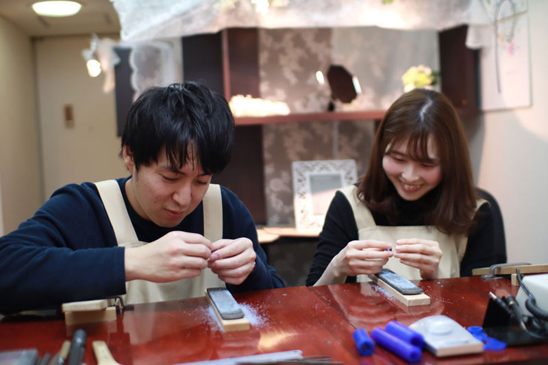 大阪のカップルが手作り結婚指輪作業開始