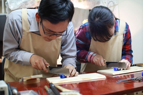 MAKI大阪工房で結婚指輪手作り作業