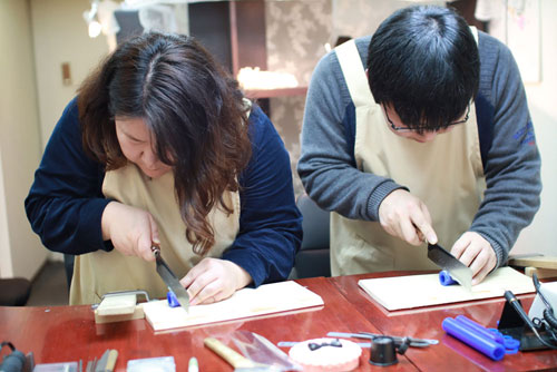 ワックスを使って結婚指輪の手作り開始