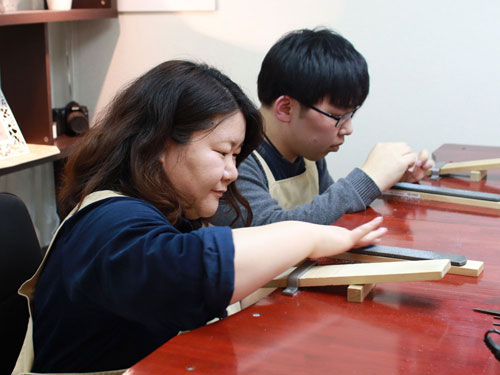 ワックスの断面をヤスリで削る