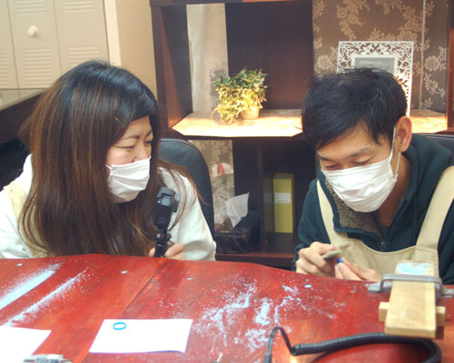 結婚指輪を手作り作業するカップル