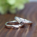 プルメリアが彫刻された手作り結婚指輪