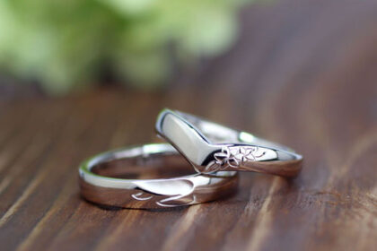 プルメリアが彫刻された手作り結婚指輪