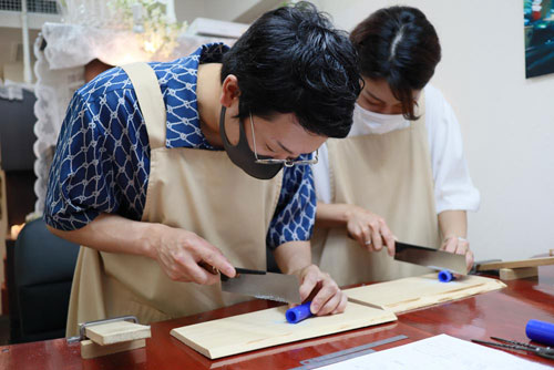大阪工房でワックスの切り出し作業