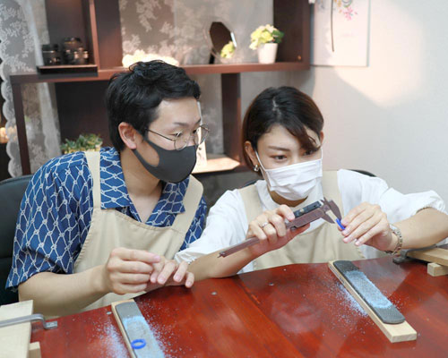 大阪工房でワックスをヤスリで削る作業