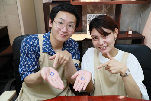 完成した結婚指輪のワックス原型を持ったカップル